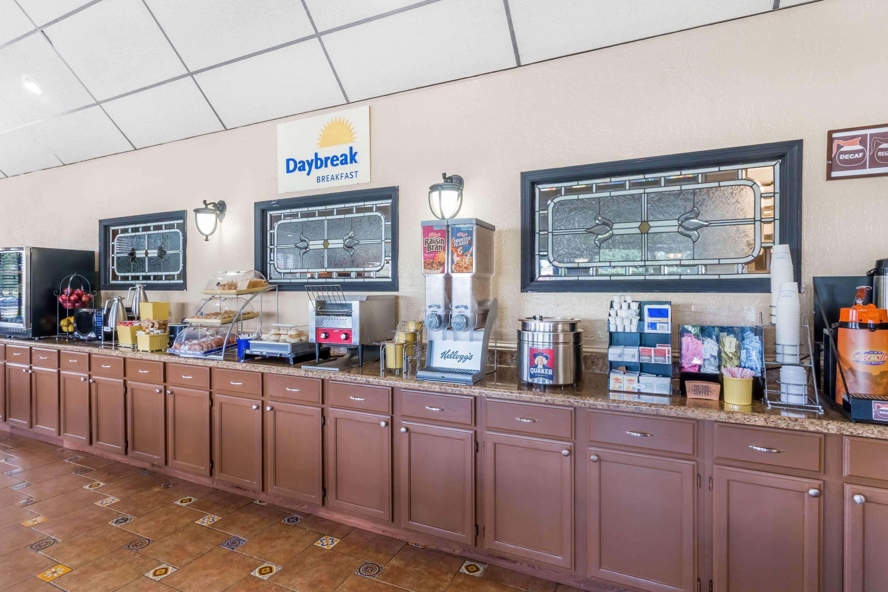 Days Inn By Wyndham Крисченсберг Экстерьер фото