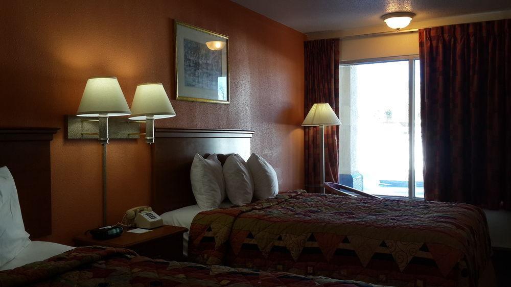 Days Inn By Wyndham Крисченсберг Экстерьер фото