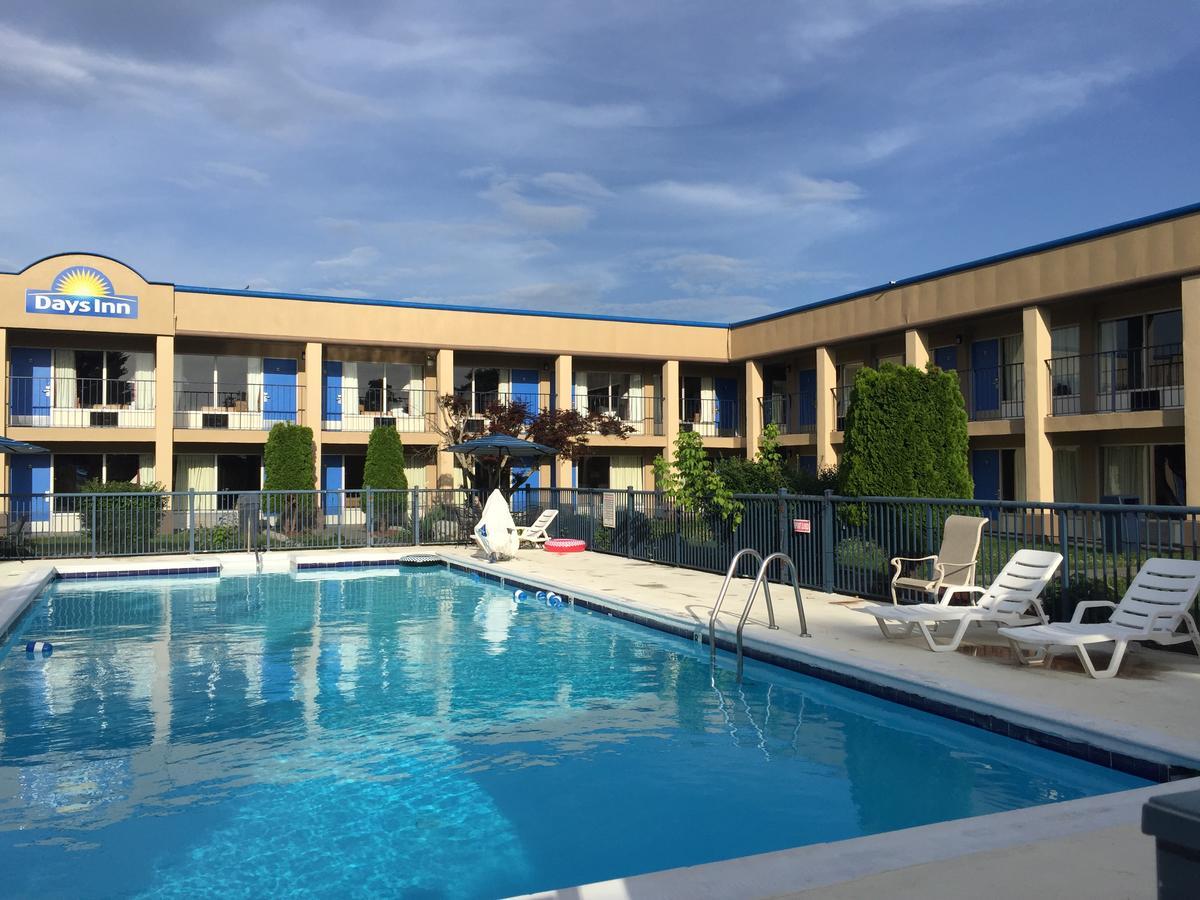 Days Inn By Wyndham Крисченсберг Экстерьер фото