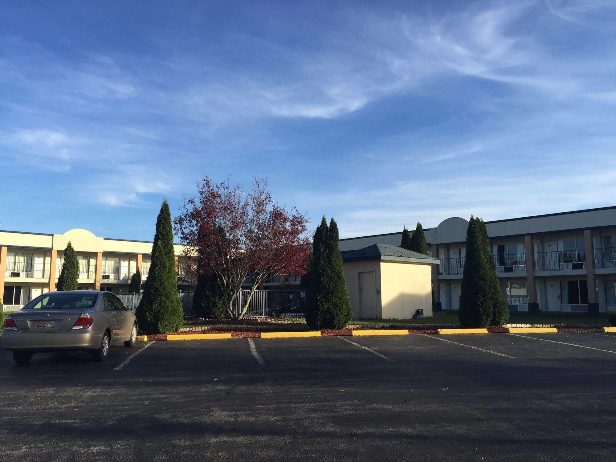 Days Inn By Wyndham Крисченсберг Экстерьер фото